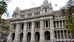 la corte suprema suspendio el articulo del dnu 70/23 que derogaba la ley de tierras