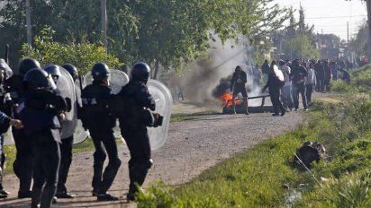 Balas de goma, gases y unos 4 mil efectivos en el desalojo del predio de Guernica