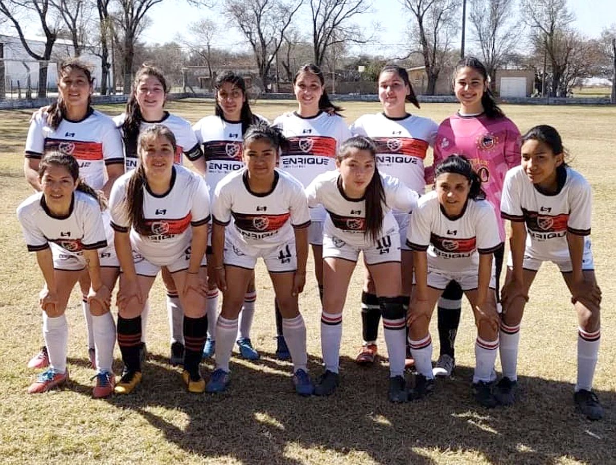 El elenco superior de fútbol femenino de Colón de Arroyo Cabral.