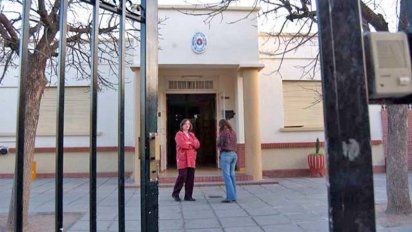Auxiliares escolares aún no cobran y tampoco tienen vacaciones pagas