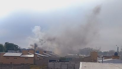 Se incendió un automóvil en una vivienda en Coronel Moldes