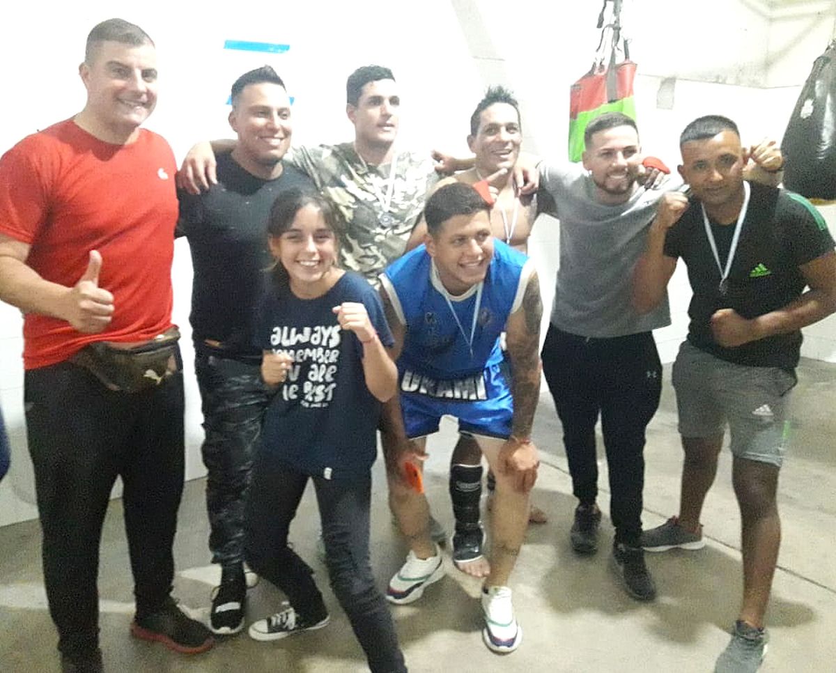 Hugo Vilches y algunos de sus alumnos de la escuela de kick boxing Okami.