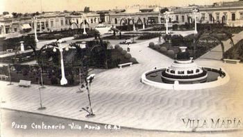 La Plaza Centenario y una foto de la época. Antes de ser plaza, fue un mercado y los negocios marcaban el termómetro de ese momento.
