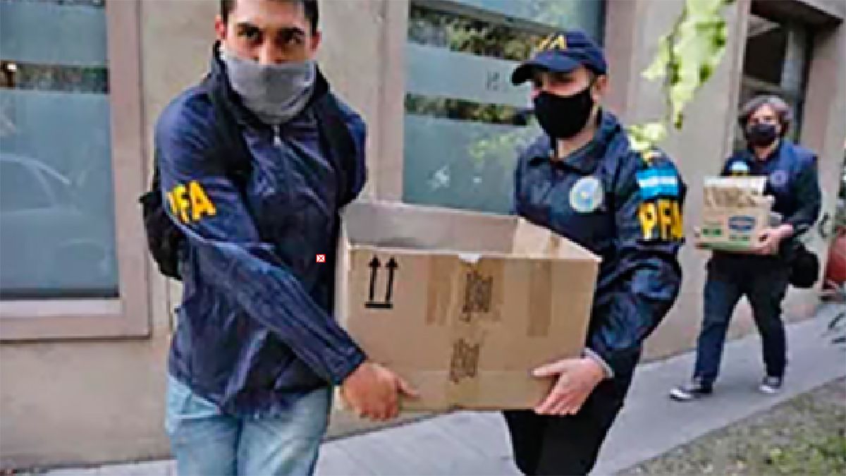 La Policía Federal realizó un operativo en el hotel donde se alojan los 5 iraníes y secuestraron celulares y notebooks.