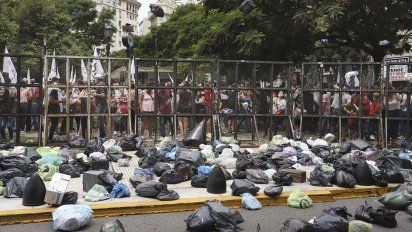 Manifestantes reclamaron liberar a Sala y tiraron basura a Tribunales
