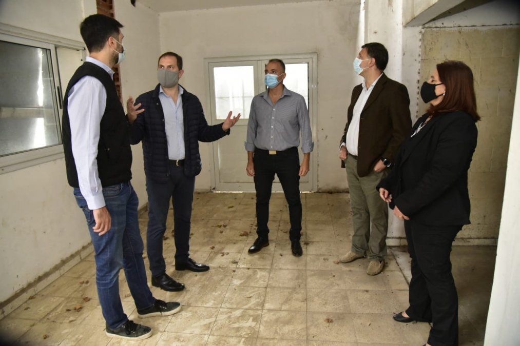 Rosso relató: “Recorrimos el edifico que tiene un avance de obra importante, lo cual va a permitir trasladar la sede de la Policía Provincial al Centro Cívico, posibilitando una mejor atención”.