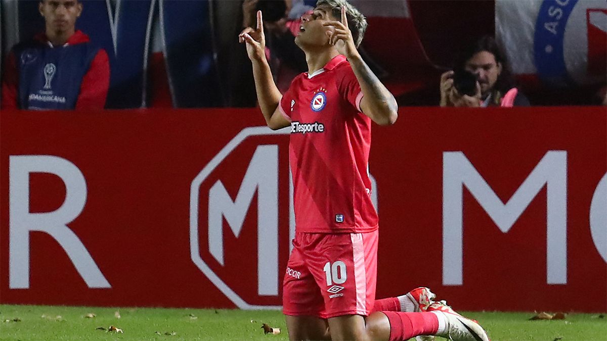 Gastón Verón festeja su gol, con el que Argentinos Juniors venció a Corinthians por la Copa Sudamericana