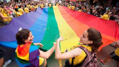 Con actos simbólicos y campañas virtuales, se celebra el Día Internacional del Orgullo