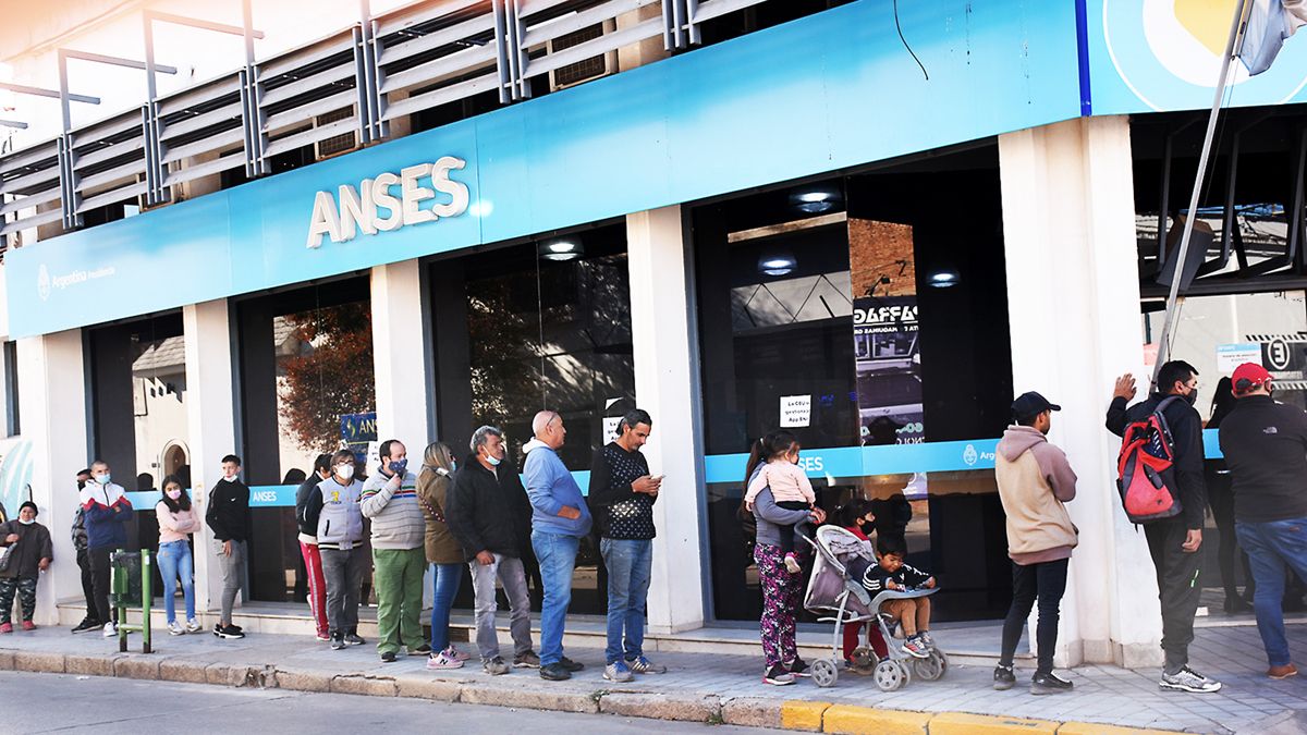 La Anses recibió a muchas personas por el bono la semana pasada. Foto: Estela Zogbe