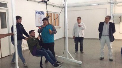 Estudiantes cordobeses fabricaron una grúa para el traslado de pacientes