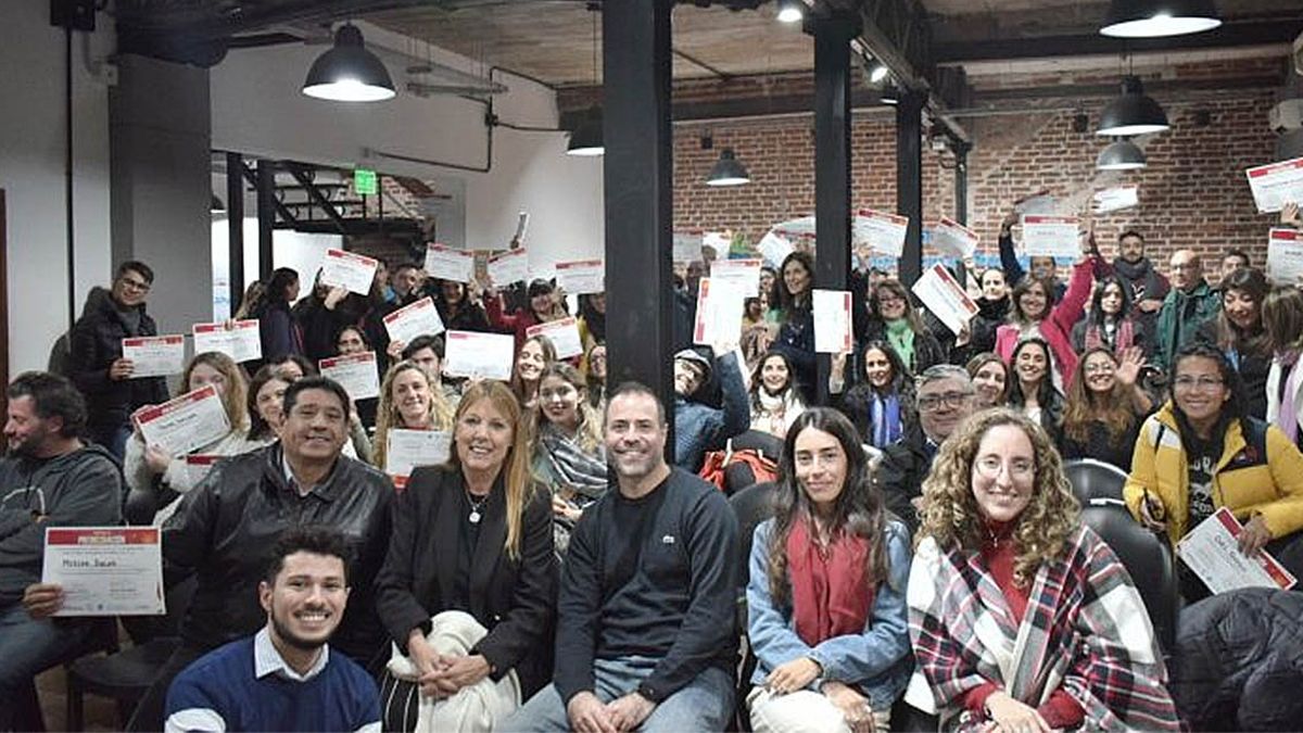 Los emprendedores reciben certificados a partir de las capacitaciones que dicta el Club.