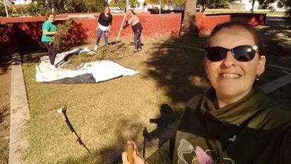 Vecinos de Mattaldi se juntaron para arreglar la plaza arrasada por la tormenta