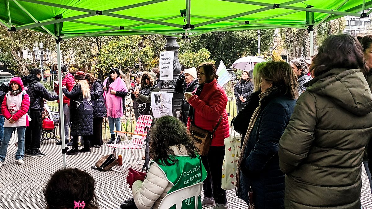 Jubilados Y Jubiladas Realizaron Una Sentada En Contra Del Ajuste