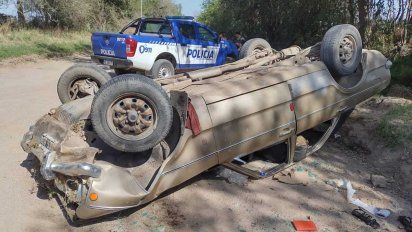 Una familia volcó en el camino rural de Tres Acequias