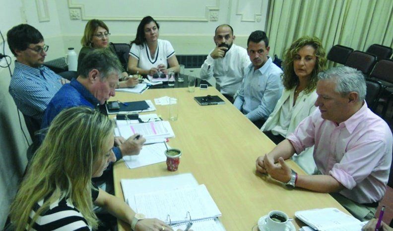 El rector Luis Negretti, junto a otras autoridades de la Universidad Nacional, habló con ediles oficialistas y opositores.