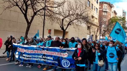 Sin acuerdo por salarios, docentes cumplen con un paro de 24 horas