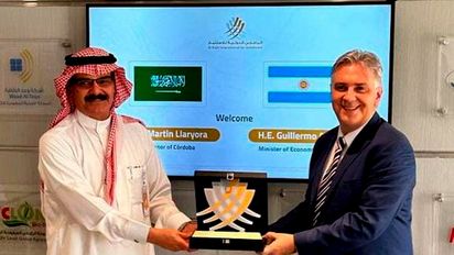 Llaryora viajó a Arabia para buscar fondos para hacer infraestructura