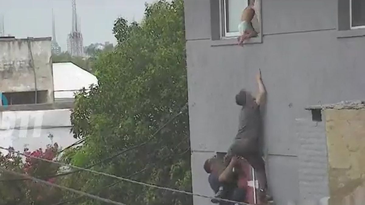 Un camionero salvó en Córdoba a un bebé que asomaba desde un segundo piso.