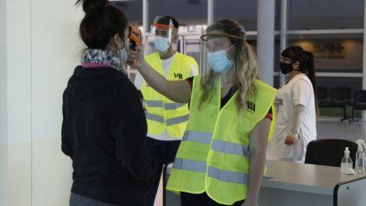 Estudiantes y veteranos miden la temperatura corporal para sectorizar a pacientes del Pasteur