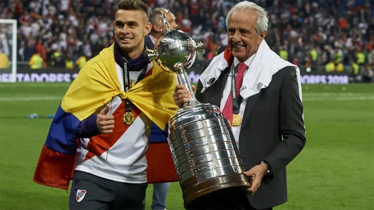Borré junto al expresidente Rodolfo DOnofrio y el trofeo en el Bernabeu&nbsp;