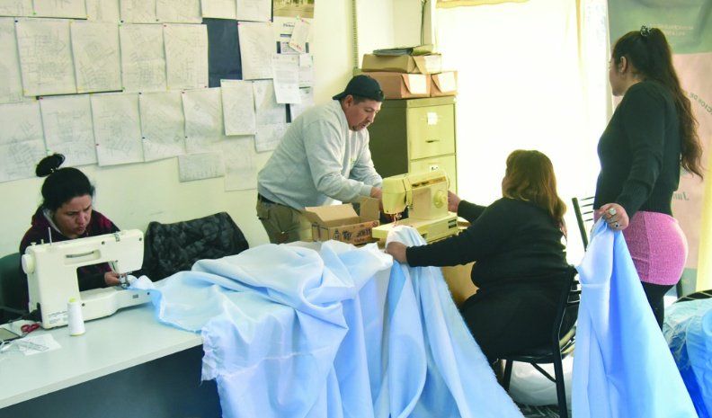 Vecinalistas villanovenses sumaron más metros a la bandera más larga del mundo.