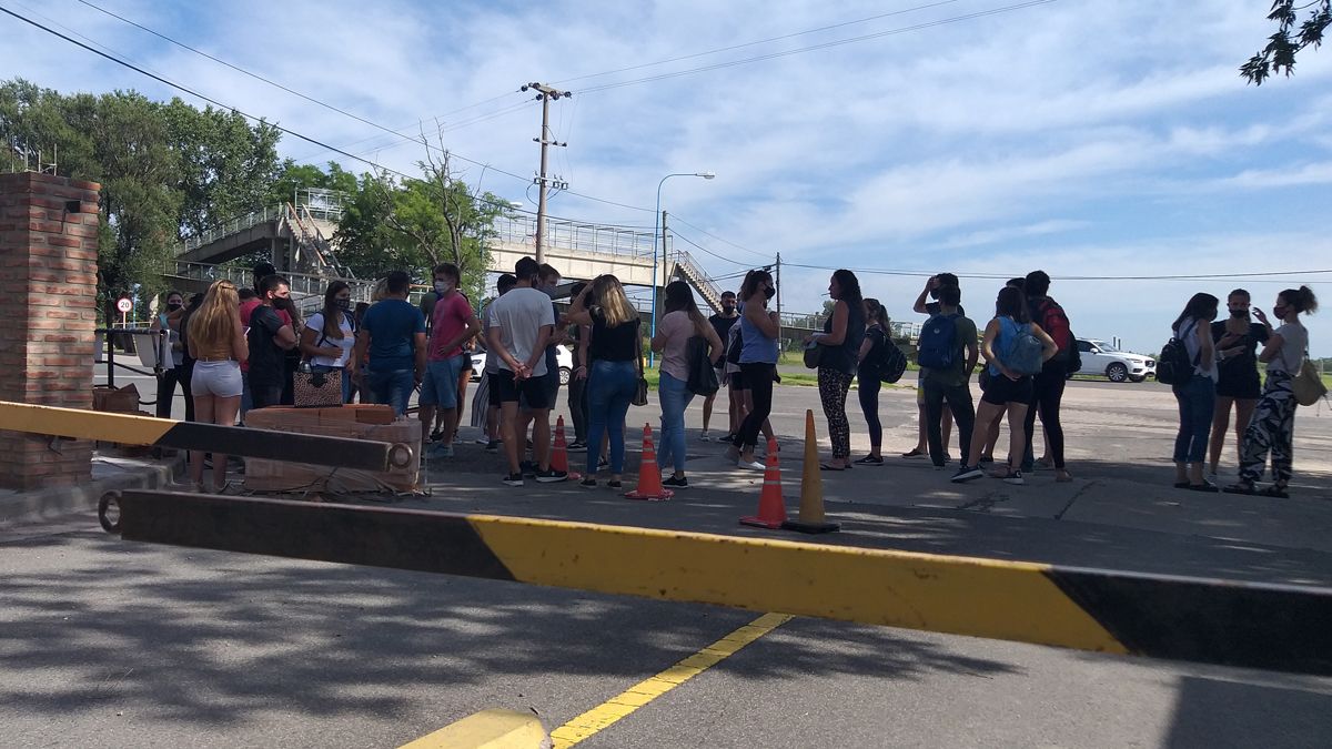 El reclamo se llevó a cabo en uno de los accesos al campus.