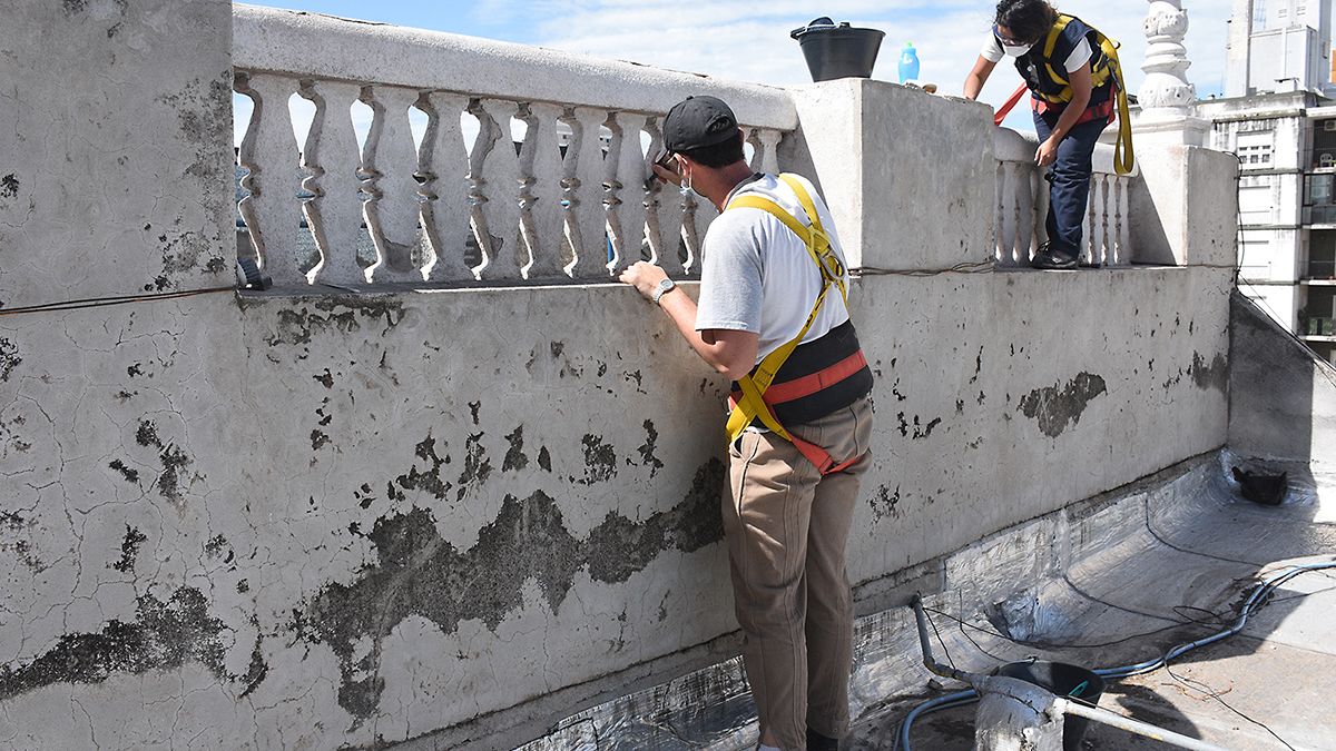 La reparación de la fachada implica la realización de trabajos a gran altura. Fotos: Estela Zogbe