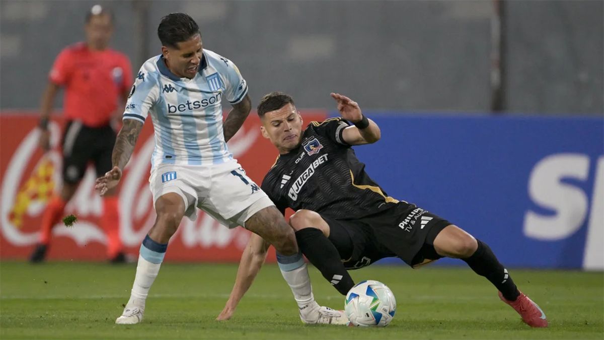 Matías Zaracho disputa la pelota con Lucas Cepeda, goleador de la noche.