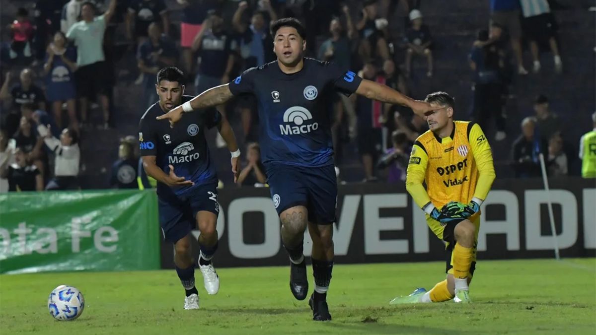 Luis Sequeira festeja su segundo gol, que sentenció el resultado ante Unión.