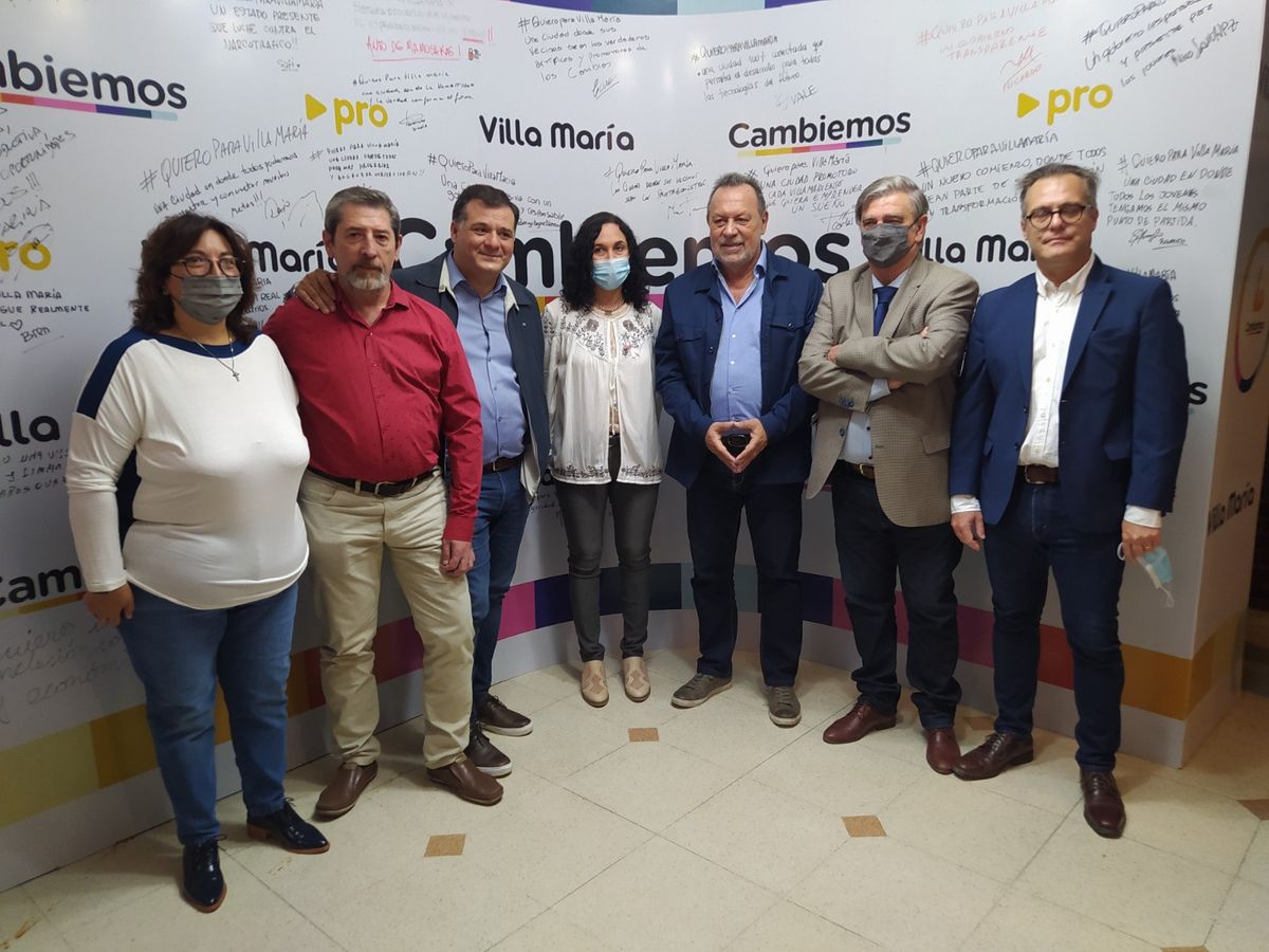 Gustavo Santos junto a dirigentes locales del PRO en la sede local en su visita a la ciudad de Villa María.