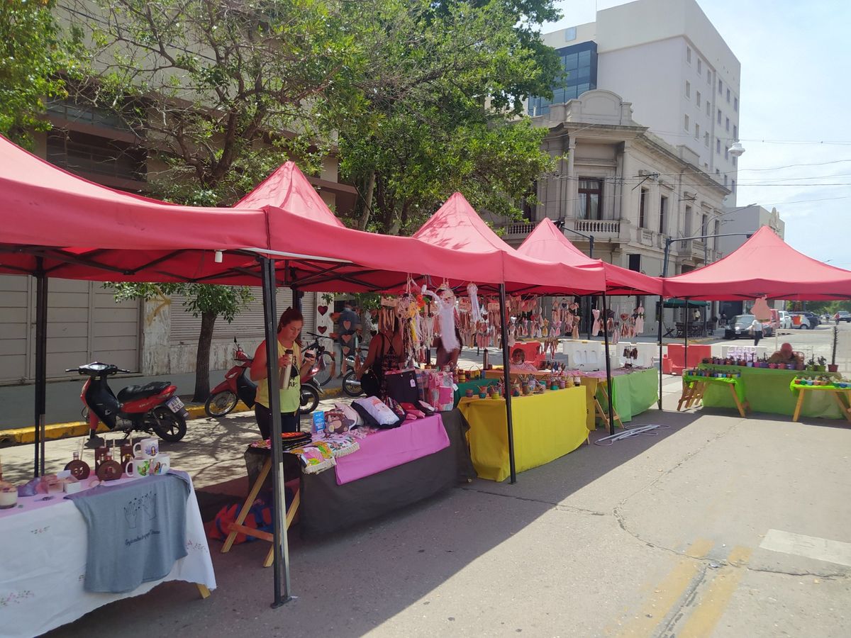 El paseo de compras se encuentra sobre la Avenida Hipólito Yrigoyen.