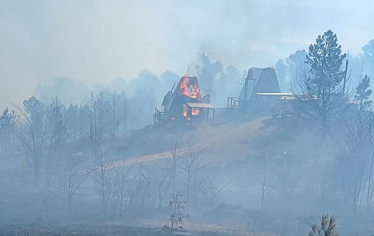 Una de las cabañas alcanzadas por el fuego en Villa Yacanto de Calamuchita que fue devorada por las llamas en el incendio desatado ayer en esa zona.