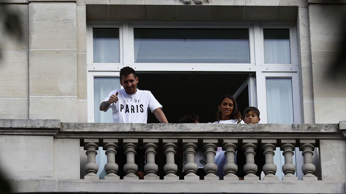 Desde el balcón del hotel saludó junto con Antonella y sus hijos.