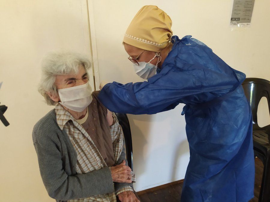 Mayores de 70 años vacunándose contra el Covid-19 en el Leonardo Favio. 