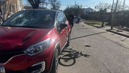 un auto choco a una bici en barrio alberdi: la ciclista fue hospitalizada