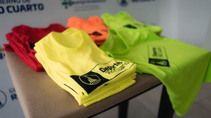 Una cooperativa de mujeres confecciona pecheras para las escuelas deportivas