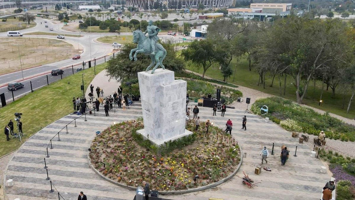Una estatua en homenaje al brigadier general Juan Bautista Bustos da la bienvenida a los visitantes.