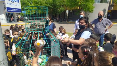 Compromiso ambiental: alumnos del Rivadavia realizaron ecobotellas