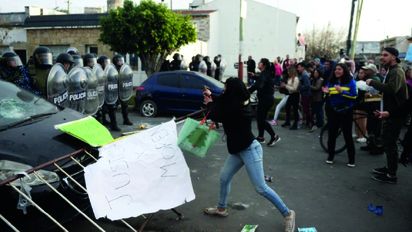 Crimen de Morena: furia de vecinos e incidentes con cinco policías heridos frente a una comisaría