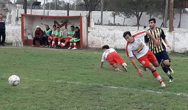 Santiago Farías intenta un desborde por el sector izquierdo, aunque lo frenará la firme marca de los defensores de Huracán de Luz.