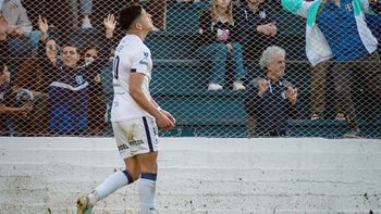 El festejo de Facundo Quiroga tras el gol que le dio el trinfo al Albo ante Olimpo el domingo. El festejo de Facundo Quiroga tras el gol que le dio el trinfo al Albo ante Olimpo el domingo.