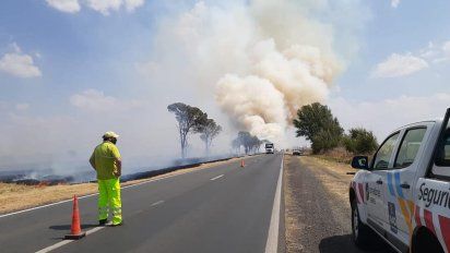 Un incendio en las banquinas complica al tránsito de ruta 8