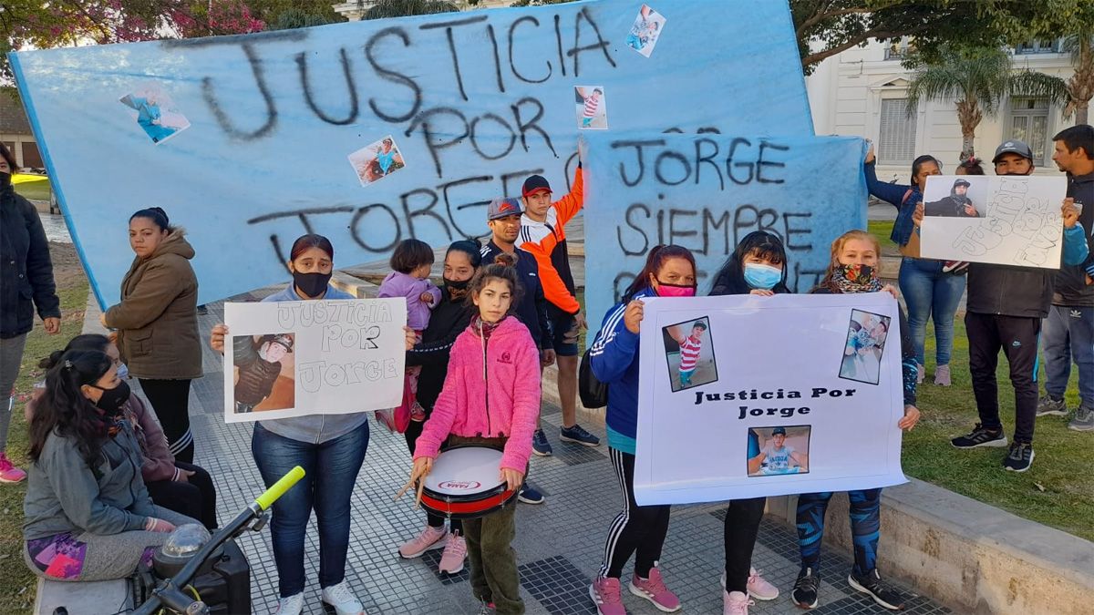 Familiares y amigos de Jorge Garro se concentran en la Plaza de la Juventud. Foto: Estela Zogbe
