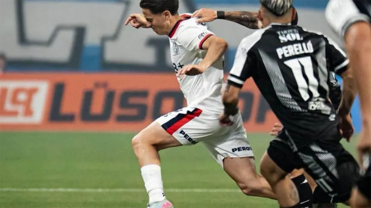 Tripichio busca avanzar con la pelota, postal del encuentro entre Central Córdoba y San Lorenzo&nbsp;
