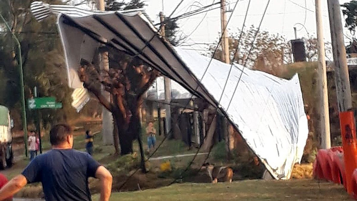 La tormenta de Santa Rosa arrasó con techos, árboles y cableado en Huinca