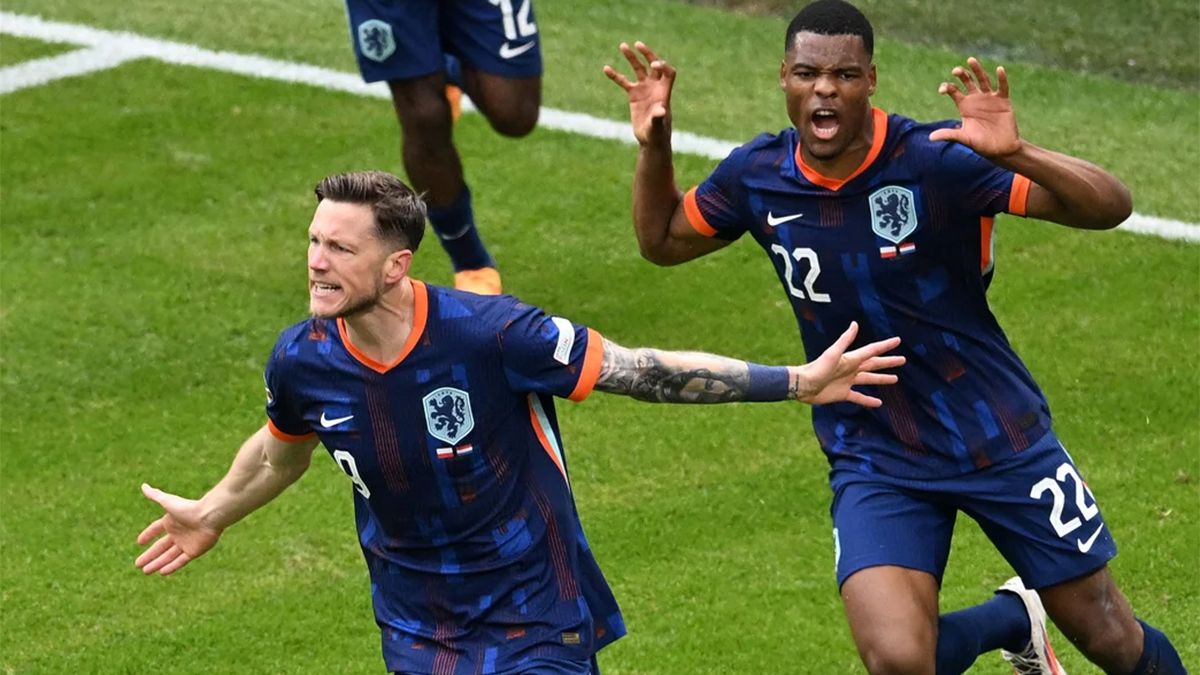 El neerlandés Wout Weghorst celebra el segundo gol de su equipo con Denzel Dumfries.