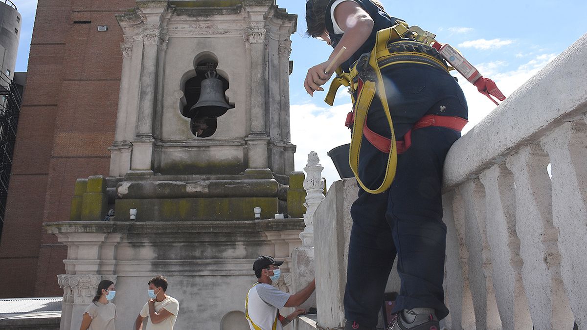 La reparación de la fachada implica la realización de trabajos a gran altura. Fotos: Estela Zogbe