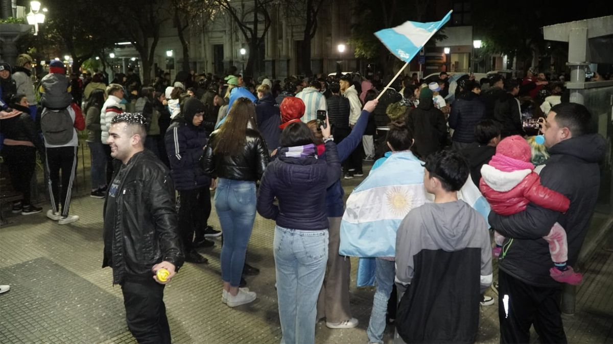 Los festejos en la plaza Roca por el Triunfo de la Selección Argentina en la Copa América. Foto: Andrés Oviedo
