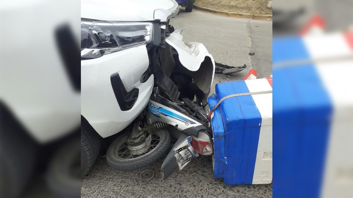 Una motocicleta colisionó con una camioneta a las 10.45