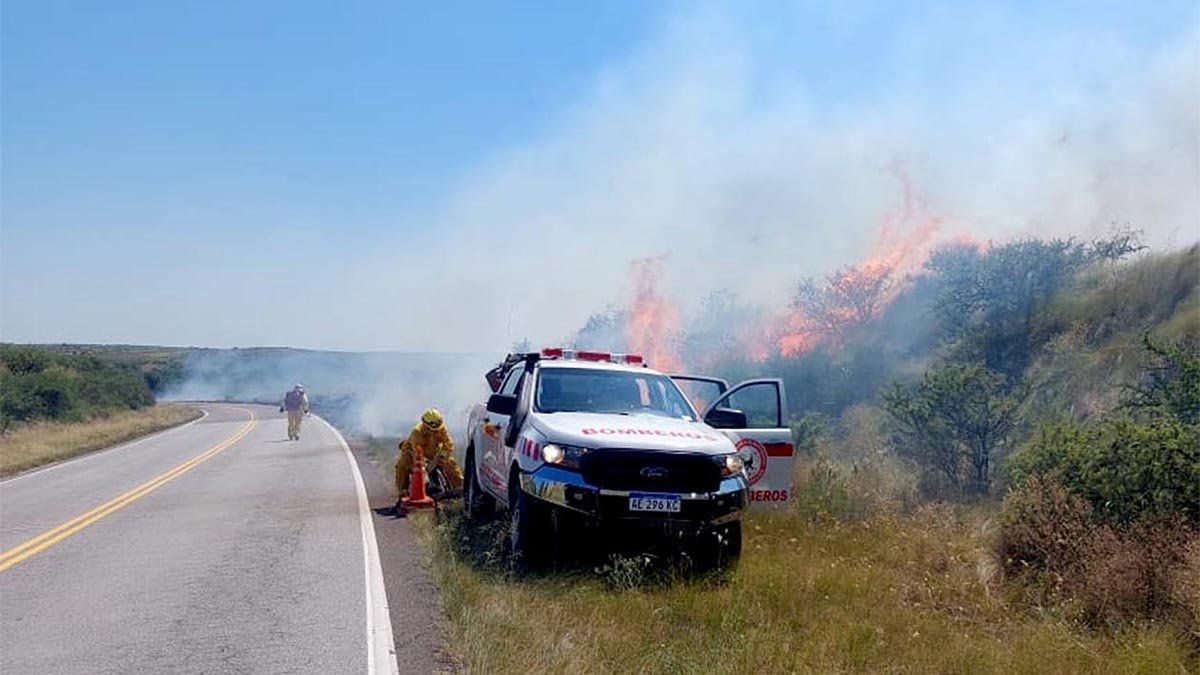 Los incendios se registraron en seis sectores de la ruta 30.